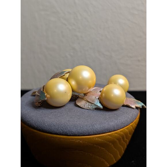 Vintage Rare LISA SCHALLERT Golden Faux Pearl Nouveau Articulated Grapes Brooch - Picture 10 of 12
